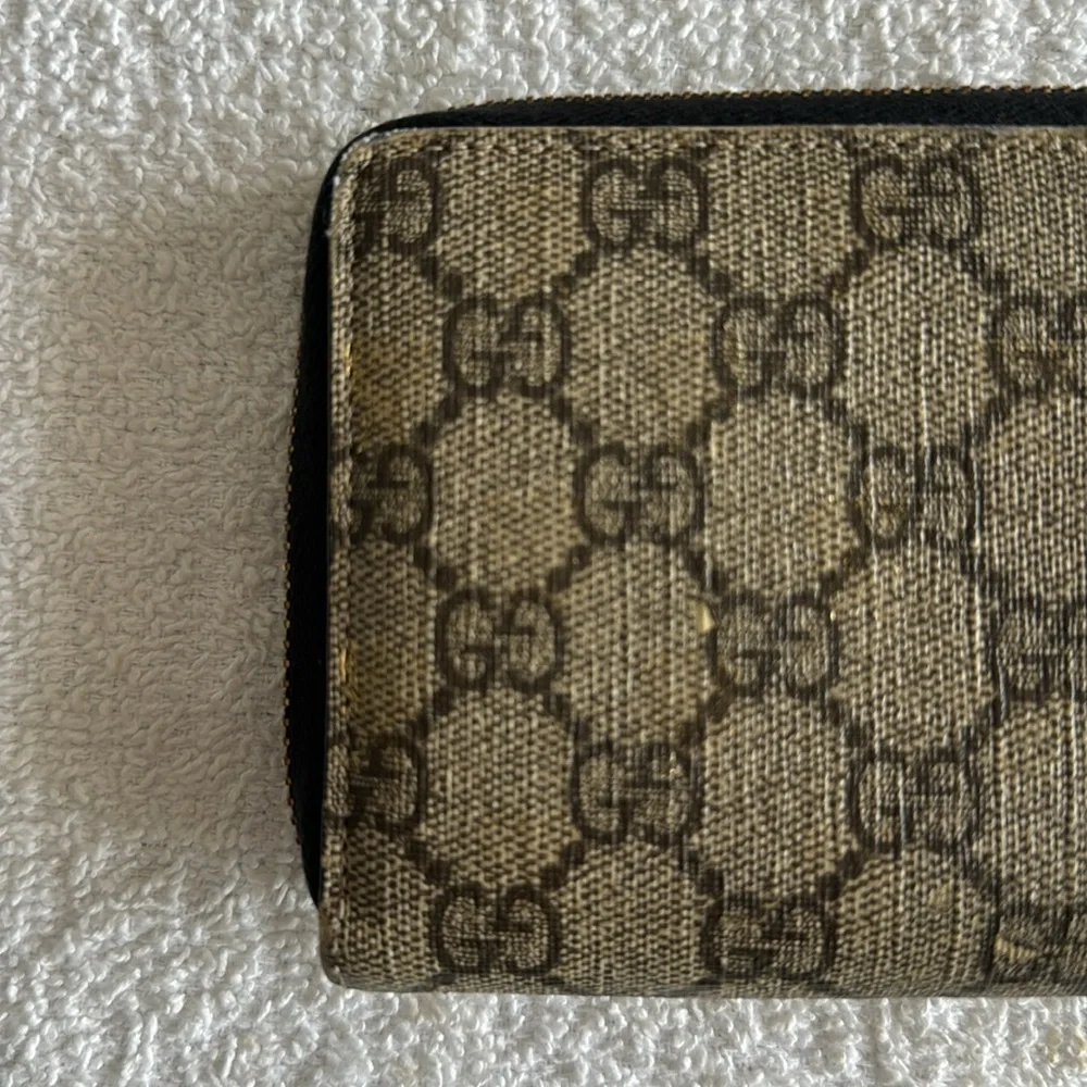 Gucci GG Supreme Monogram Bees Zip Around Wallet - Picture 4 of 17